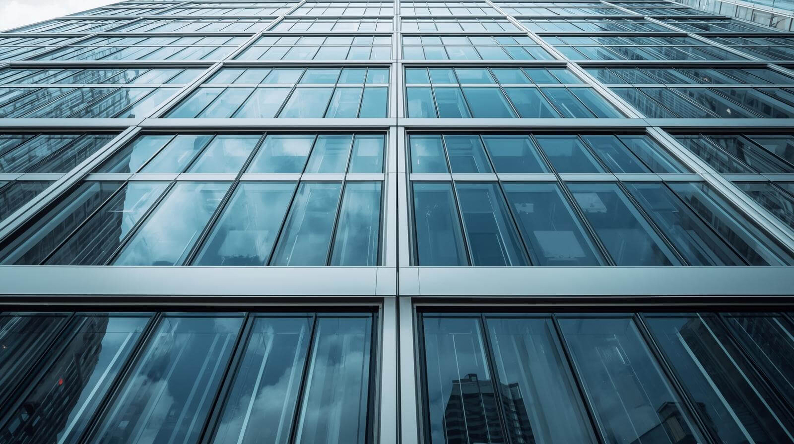 Aluminium glass window facade in high-rise building project-vigorawindows.com Aluminium glass window facade in high-rise building project-vigorawindows.com